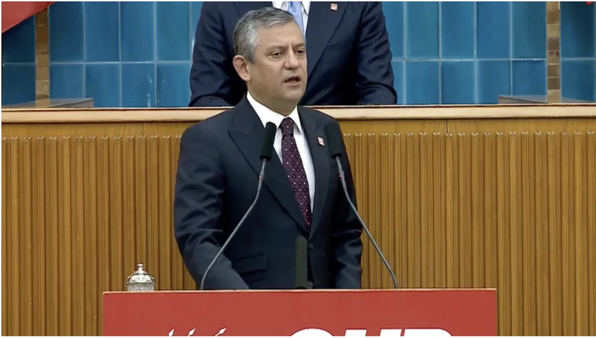 Son Dakika: &Ouml;zg&uuml;r &Ouml;zel K&uuml;rs&uuml;de Sert &Ccedil;ıktı: &ldquo;Bir Santim Eğilmeyeceğiz!&rdquo; CHP&rsquo;de M&uuml;cadele Kararı