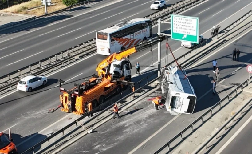 Sultangazi TEM Otoyolu&rsquo;nda Can Pazarı: Midib&uuml;s Devrildi, 12 Kişi Yaralandı