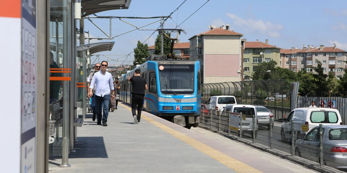 Sultangazi'de Tramvay Hattı Altından Elektrik Çekme Girişimi: Ömer Aybak'ın Reddedilen Projesi ve Usulsüzlük İddiaları!