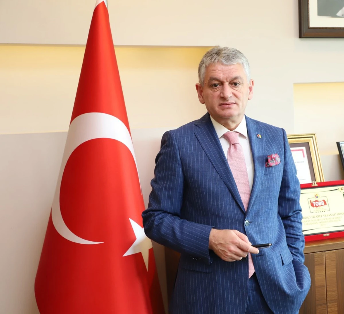 Tekirdağ TSO Başkanı Cengiz G&uuml;nay&rsquo;a Gazeteci &Ouml;zkan Dikmen&rsquo;den Sert Eleştiri: İlan Kesintisi ve &ldquo;Babanın &Ccedil;iftliği&rdquo; paylaşımı