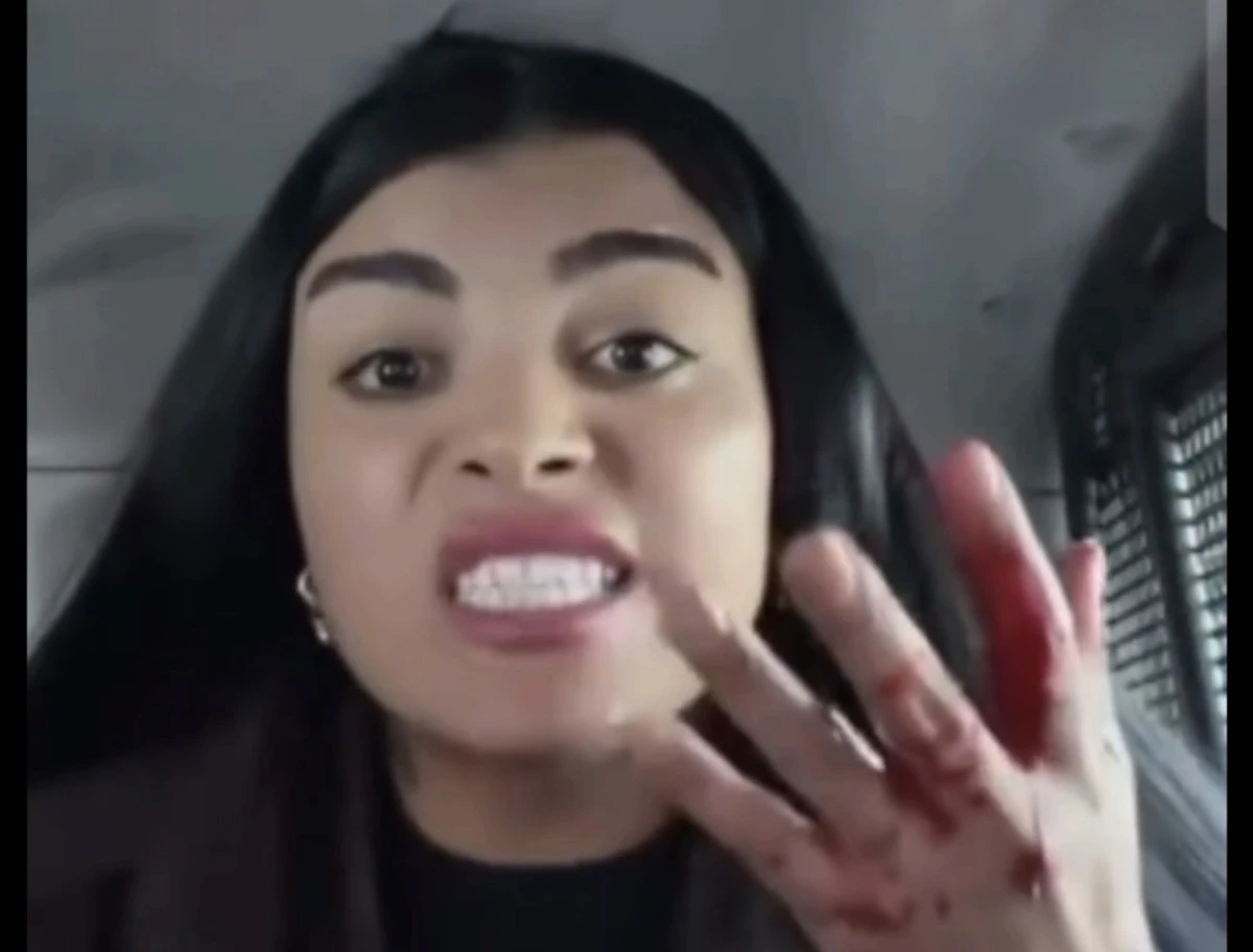 TikTok Fenomeni Karag&uuml;l Canlı Yayında Bı&ccedil;aklı Saldırıya Karıştı: Dehşet Anları Saniye Saniye Yayınlandı!