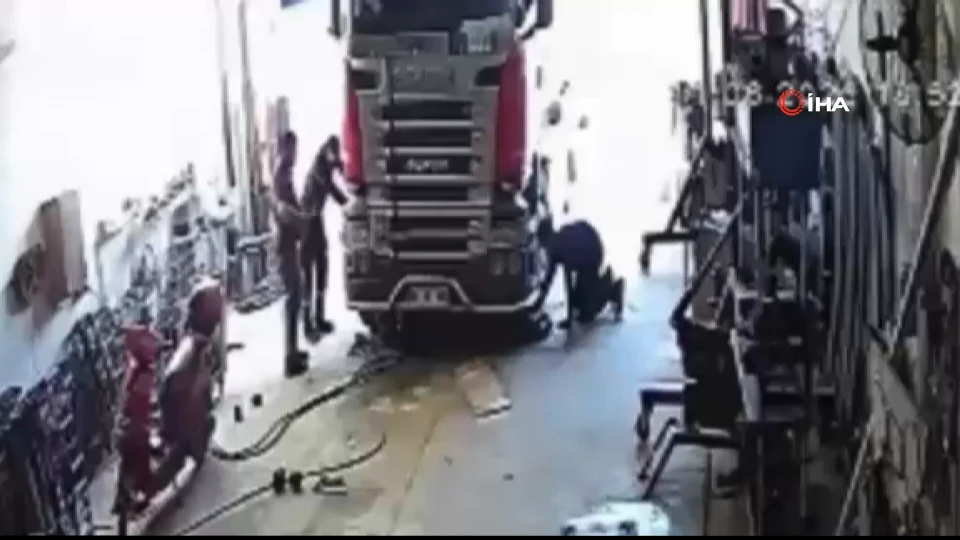 Tırın altında kalan baba oğluyla beraber esnafın m&uuml;dahalesiyle kurtarıldı