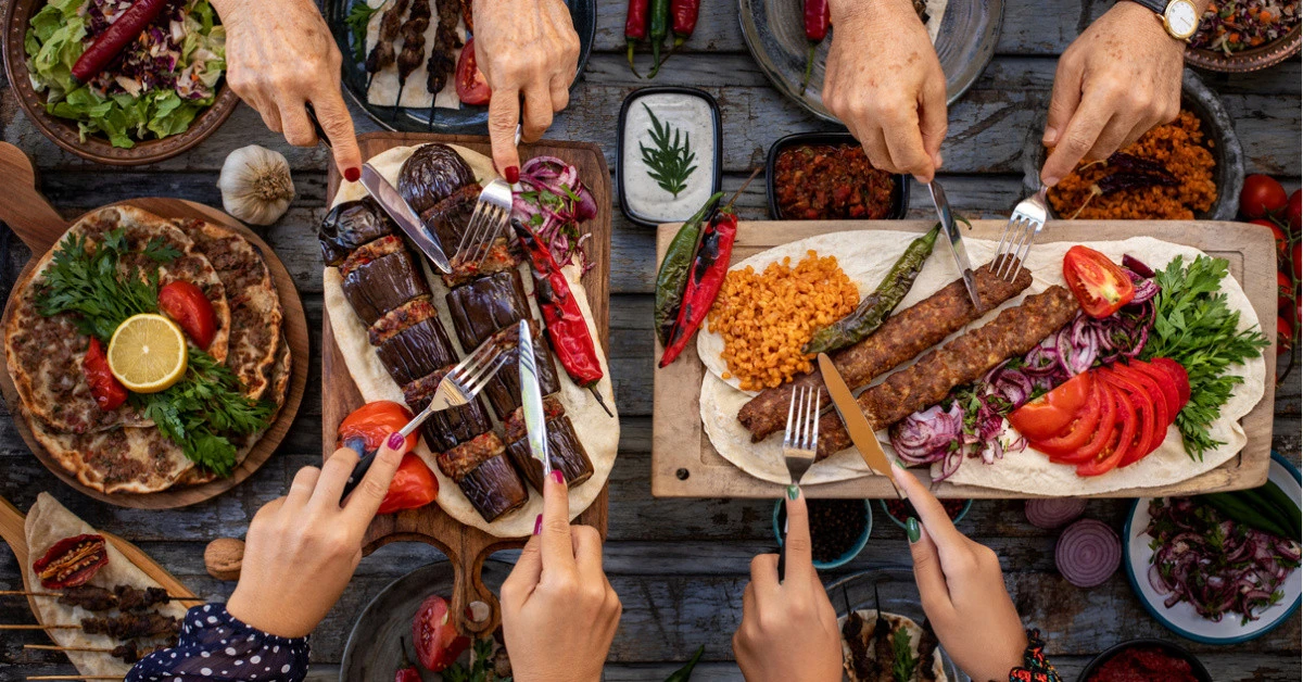 T&uuml;rkiye'nin En &Ccedil;ok Sipariş Edilen Yemekleri 2025: Hamburger Zirveyi Kaparken D&ouml;ner &Uuml;&ccedil;&uuml;nc&uuml; Oldu!