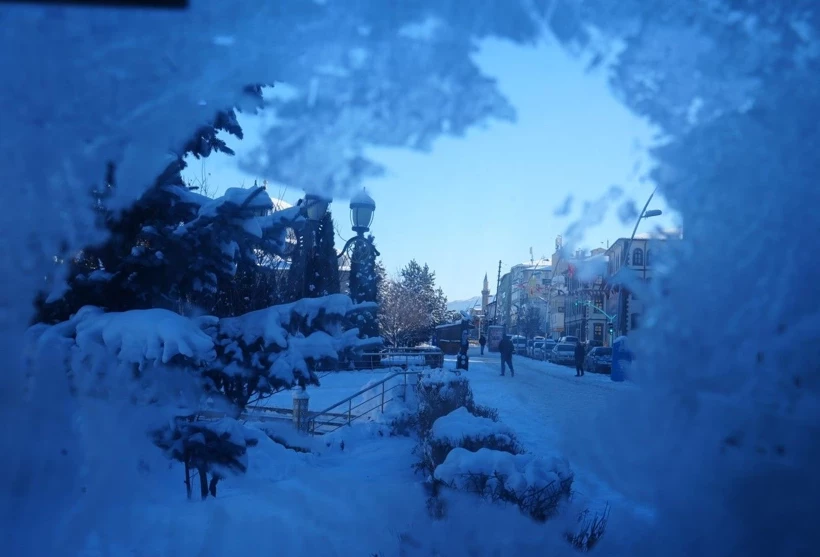 T&uuml;rkiye&rsquo;nin en soğuk il'i Erzurum oldu, &ccedil;eşmeler buz tuttu