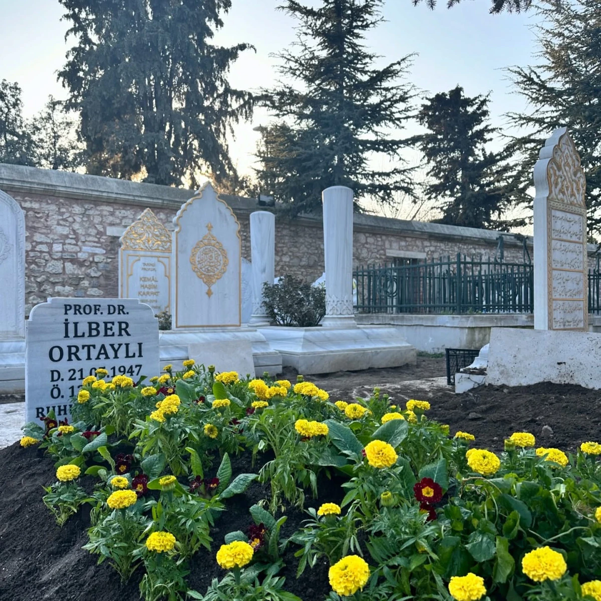 T&uuml;rkiye&rsquo;nin &ldquo;Tarihi Sevdiren Adamı&rdquo; İlber Ortaylı Hocası Halil İnalcık&rsquo;ın Yanında, Fatih Camii Haziresi&rsquo;nde Sonsuzluğa Uğurlandı