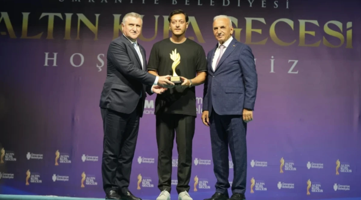 Ümraniye Belediyesi, Mesut Özil'i yılın sporcusu seçti