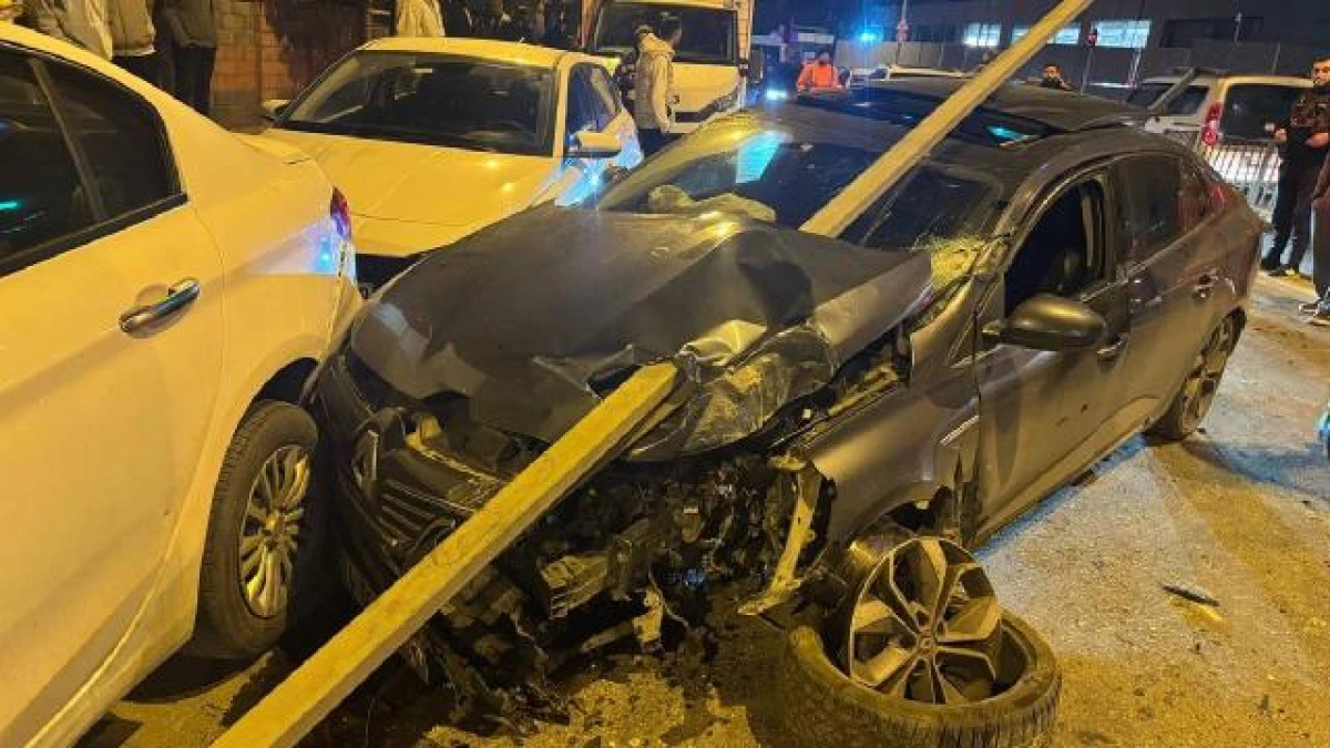Ümraniye İnkılap Mahallesi’nde Korkunç Trafik Kazası: Yön Levhasına Çarpan Otomobilin Sürücüsü Ağır Yaralı