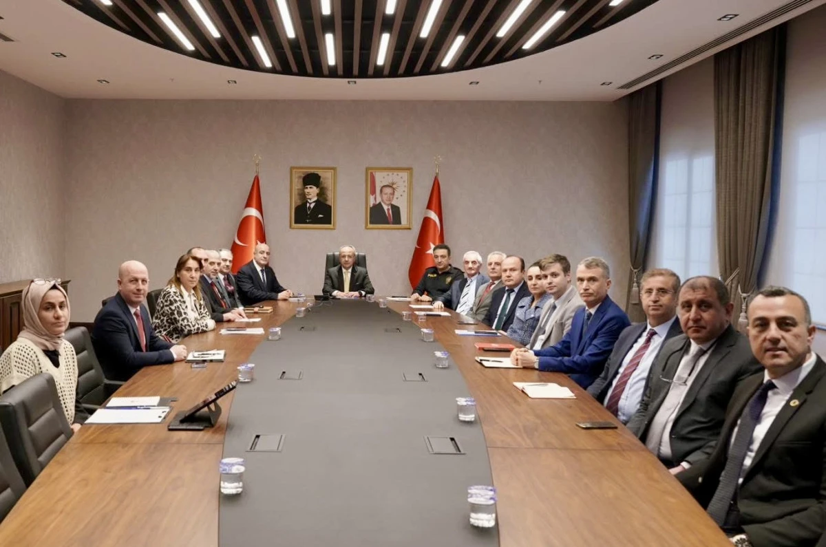 &Uuml;mraniye Kaymakamı Y&uuml;ksel &Ccedil;elik Başkanlığında İl&ccedil;e İdare Şube Başkanları Toplantısı Ger&ccedil;ekleştirildi
