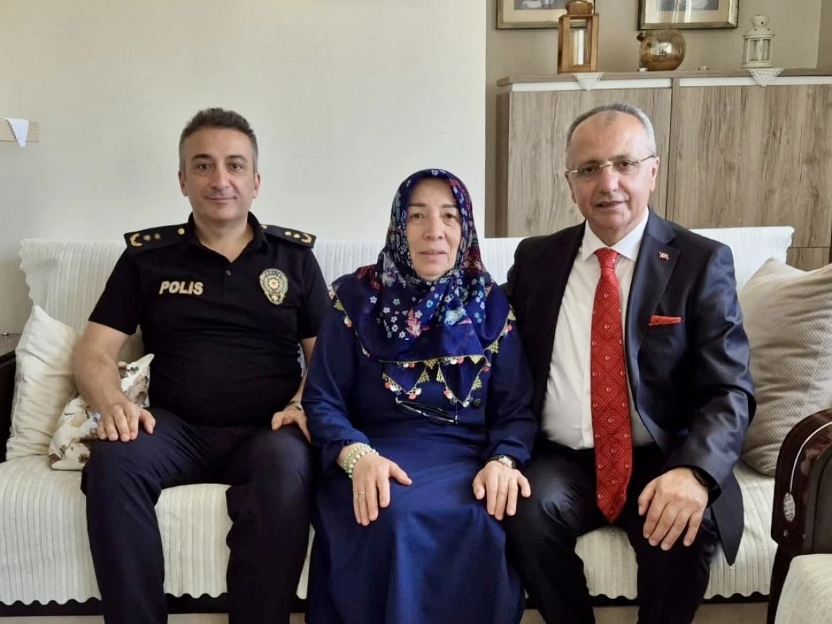 &Uuml;mraniye Kaymakamı Y&uuml;ksel &Ccedil;elik Şehit Ailesi ve Gaziyi Bayramda Ziyaret Etti