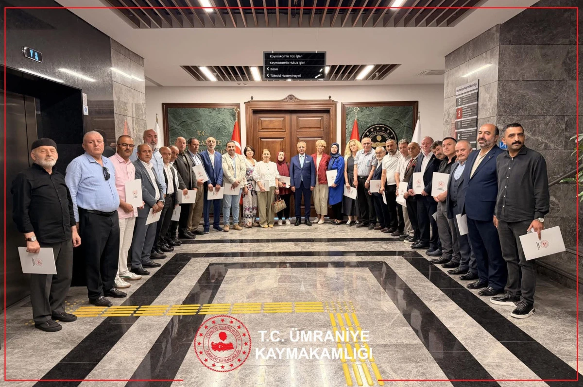 &Uuml;mraniye Kaymakamı Y&uuml;ksel &Ccedil;elik&rsquo;ten Muhtarlara Teşekk&uuml;r Belgesi