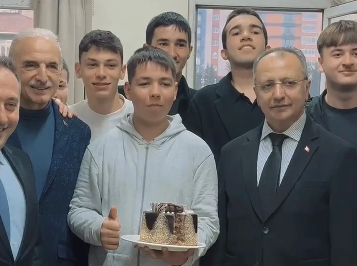 Ümraniye Kaymakamı Yüksel Çelik’ten Öğrencilere Sürpriz Ziyaret: Bayrak Töreni ve Doğum Günü Kutlaması Heyecanı!