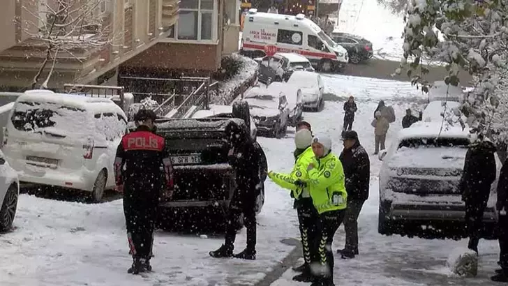 &Uuml;mraniye kaza: &Uuml;mraniye'de Buzlanan Yolda Otomobil Takla Attı: Faciadan D&ouml;n&uuml;ld&uuml;!