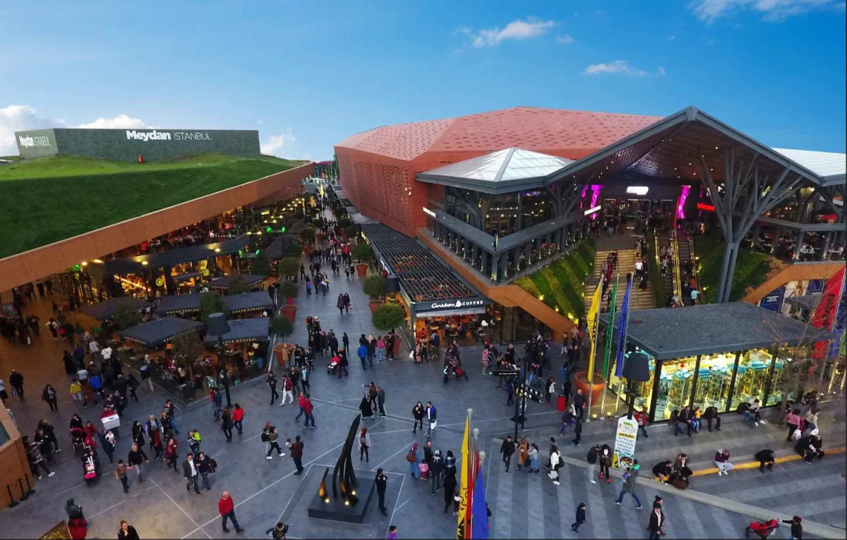 Ümraniye Meydan AVM'de Güvenlik Krizi: Zorla Su ve Bayrak Satan Gençler Paniği!