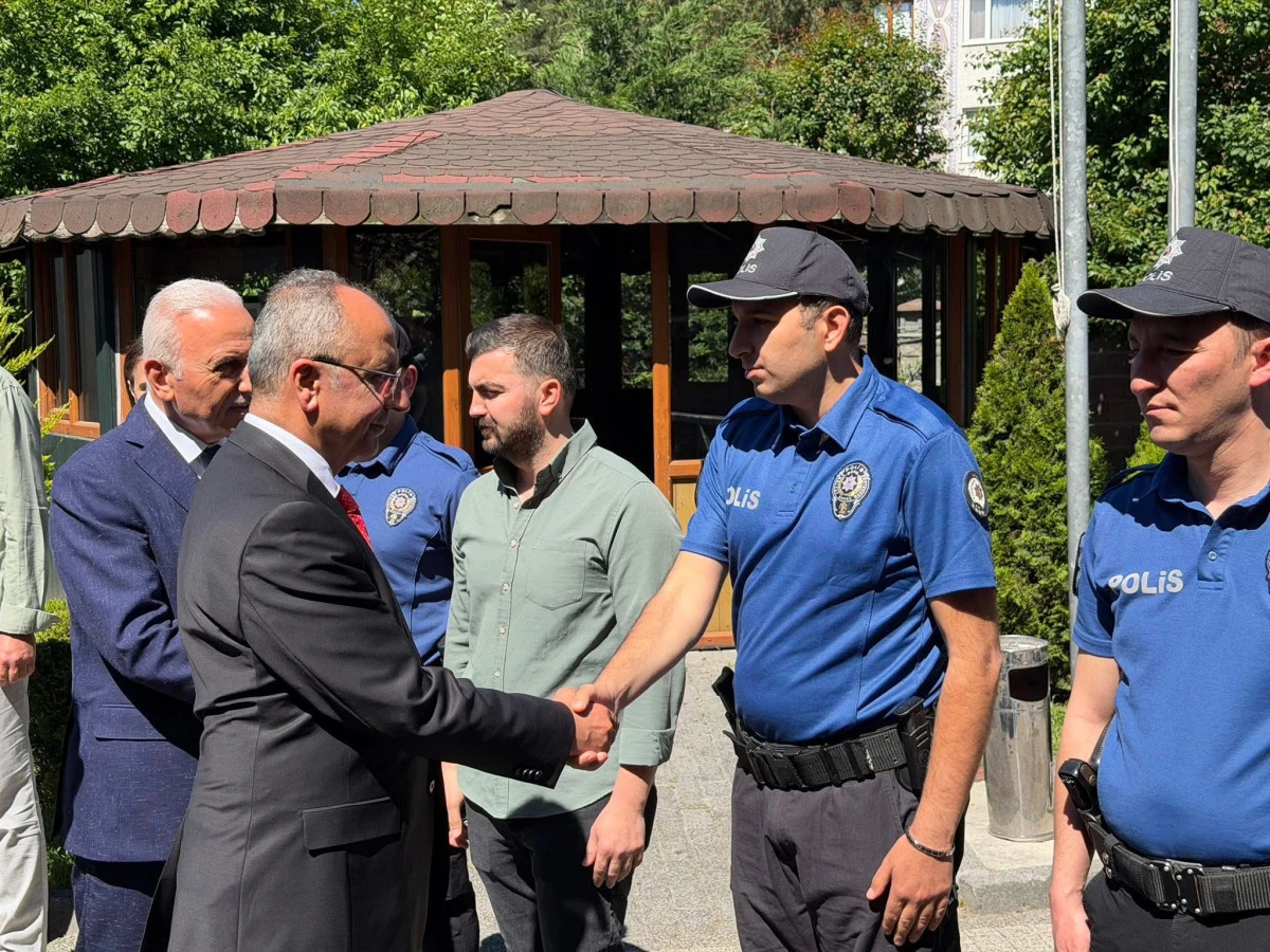 &Uuml;mraniye&rsquo;de Bayram Ziyareti: Kaymakam Y&uuml;ksel &Ccedil;elik Polis Teşkilatının Bayramını Kutladı