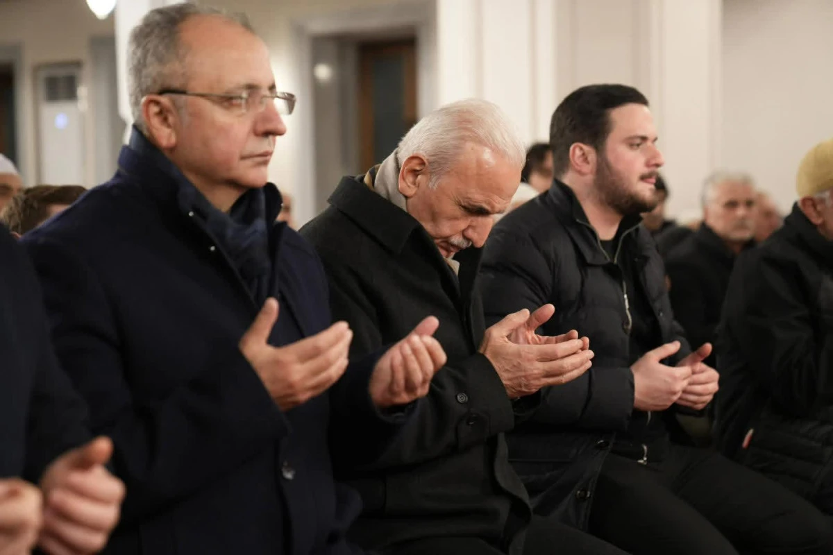 &Uuml;mraniye&rsquo;de Berat Kandili Coşkuyla Kutlandı: Kaymakam Y&uuml;ksel &Ccedil;elik ve Belediye Başkanı İsmet Yıldırım Camide Vatandaşlarla Buluştu!