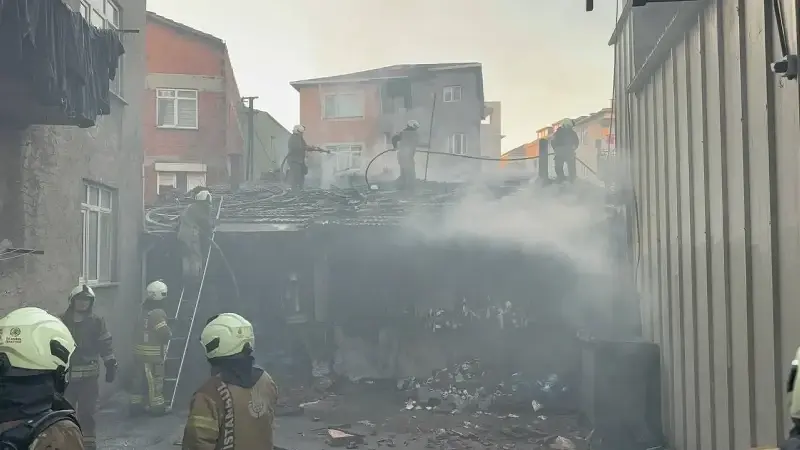 Ümraniye’de Depo Yangını Paniği Sardı: Bir İşçi Dumandan Etkilendi