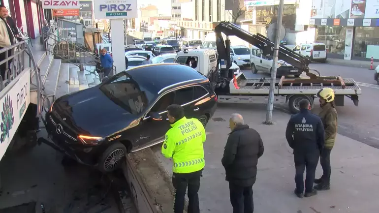 &Uuml;mraniye&rsquo;de Fren Yerine Gaza Basan S&uuml;r&uuml;c&uuml; Kaza Yaptı: Park Halindeki Araca &Ccedil;arpma Anı Kamerada