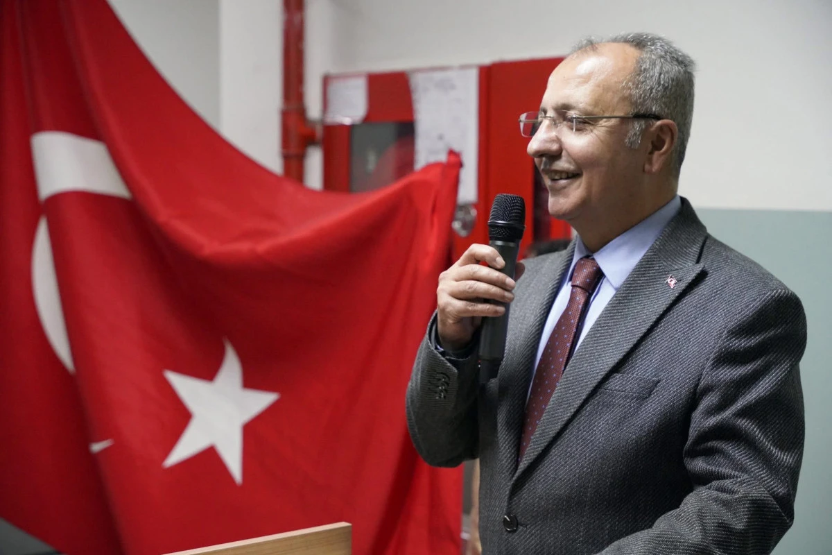 &Uuml;mraniye&rsquo;de Yeni Eğitim-&Ouml;ğretim D&ouml;nemi Coşkuyla Başladı: &ldquo;Bayrak Sevgisi&rdquo; Temasıyla İlk Ders Zili &Ccedil;aldı!