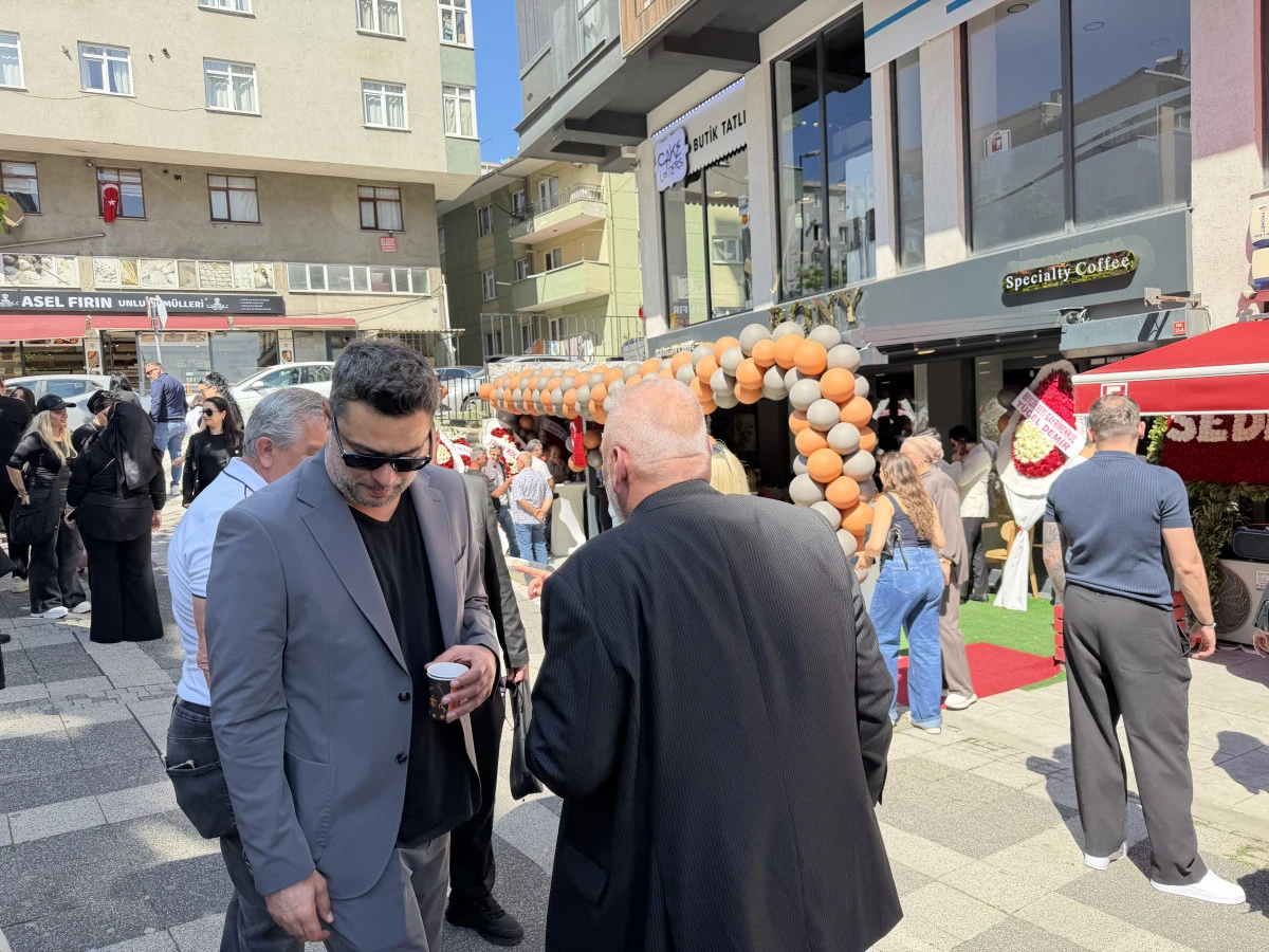 &Uuml;nl&uuml; Oyuncu Abidin Yerebakan ve Eşi Birg&uuml;l Yerebakan&rsquo;dan Rony Kafe A&ccedil;ılışı!