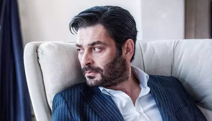 Uzak Şehir'in Cihan'ı Ozan Akbaba Dombra Çaldı: Bostancı Konserinde Coşturdu, Evlat Özlemiyle Yürekleri Sızlattı!