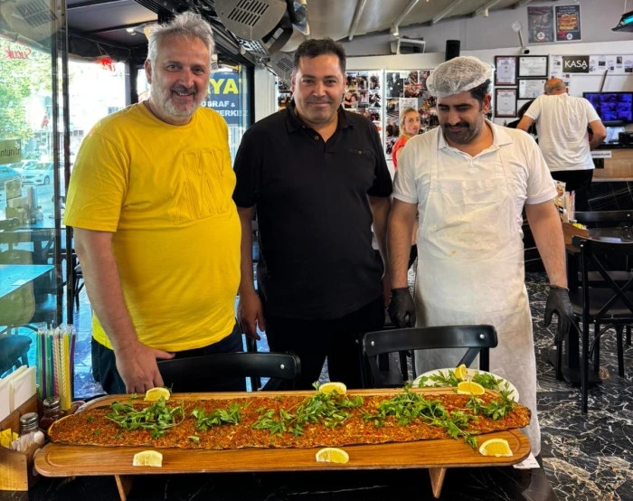 Veli Usta’dan Dev Hamle: 104 cm’lik Lahmacunla Rekora Koşuyor!
