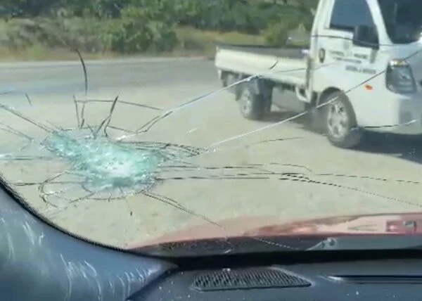 Yığılca D&uuml;zce Yolunda Kaza: Kamyondan D&ouml;k&uuml;len Taş &Ouml;n Camı Par&ccedil;aladı!